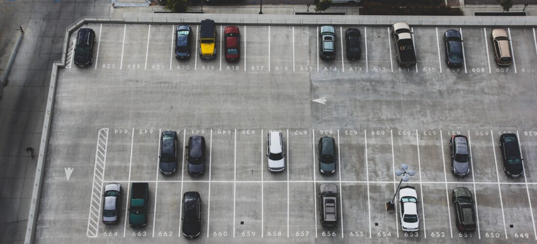 Waarop letten bij het boeken van een parkeerplaats op de luchthaven?