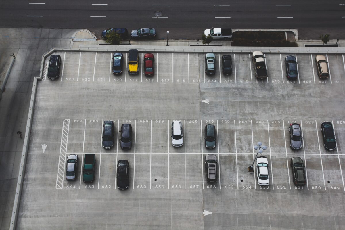 Waarop letten bij het boeken van een parkeerplaats op de luchthaven?