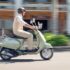 man op een scooter