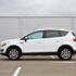 Witte SUV auto op parkeerplaats