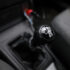 Close up van de versnellingspook van een auto