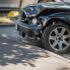 Auto met schade na botsing