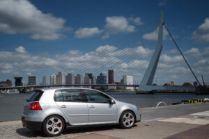 Ontdek de vrijheid van auto huren in Rotterdam