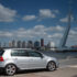 Auto voor de Erasmusbrug in Rotterdam